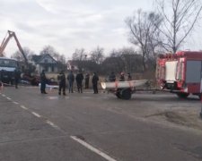 На Львовщине утонул автомобиль с пассажирами, фото: скриншот с youtube