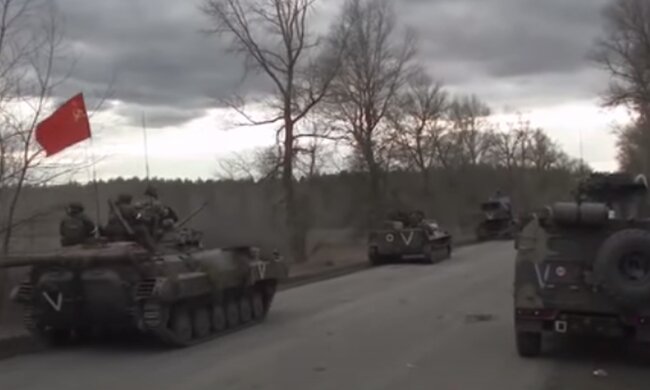 Солдати рф на танку з прапором СРСР. Фото: скріншот YouTube-відео