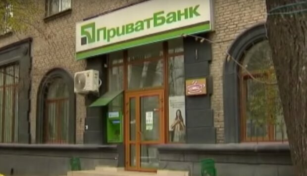 Новая почта и ПриватБанк "прекратили существование": украинцы в растерянности. Что теперь будет