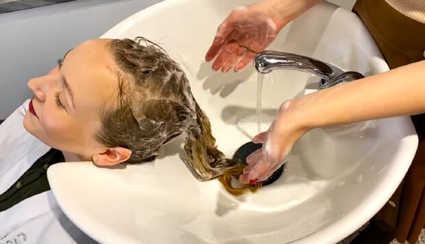 Миття волосся. Фото: YouTube