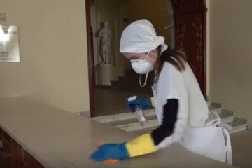 Дезинфекция общежития . Фото: скриншот YouTube.