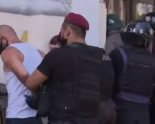 Задержание мужчины сотрудниками полиции. Фото: скриншот YouTube