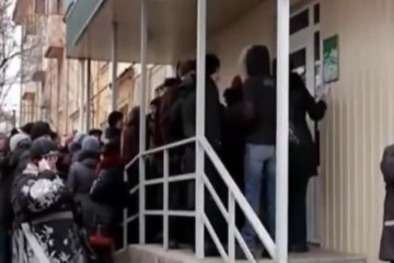 Очередь в банкю Фото: скриншот YouTube