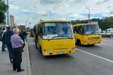 Автобусы не поедут, дорогу перекрыли: Киев колотит от протестов, но власти не слышат