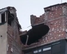 Разрушенная многоэтажка в Киеве. Фото: скрин видео РБК