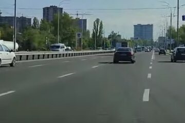 Авто на дорозі. Фото: скрін відео