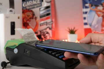 А тепер доведеться запасатися готівкою: за допомогою яких смартфонів тепер не вдасться розрахуватись на касі