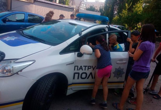 Дети возле автомобиля патрульной полиции Кременчуга