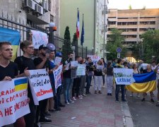 Киевляне пришли под посольства стран, которые поддержали возвращение РФ в ПАСЕ. Число протестующих растет. Фото