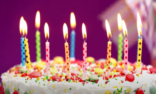 Торт на день народження. Фото: скріншот YouTube-відео