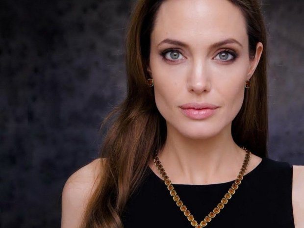 Анджелина Джоли в ночнушке на балконе стала "звездой" интернета. Фото