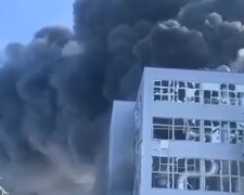 Пожежра на заводі в Роствській області. Фото: скрін відео ЦензорНЕТ