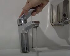 Вода из крана. Фото: скриншот YouTube-видео