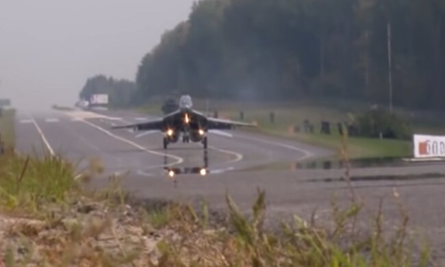 Посадка самолета на дорогу. Фото: скрин youtube