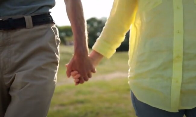 Влюбленная пара. Фото: скриншот YouTube-видео