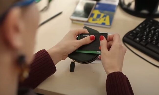 Банківська картка. Фото: скріншот YouTube-відео