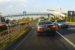 Водитель решил повыпендриваться, поехав задним ходом по трассе. Закончилось печально. Видео