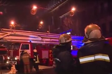 В Киеве загорелся жилой дом. Фото: скриншот YouTube-видео