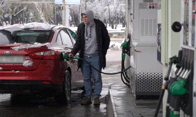 Заправка авто. Фото: скріншот YouTube-відео