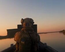 Военный ВСУ на лодке. Фото: скриншот YouTube-видео