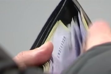 Кошелек с деньгами. Фото: скриншот YouTube