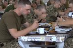 Солдаты в столовой. Фото: скриншот YouTube