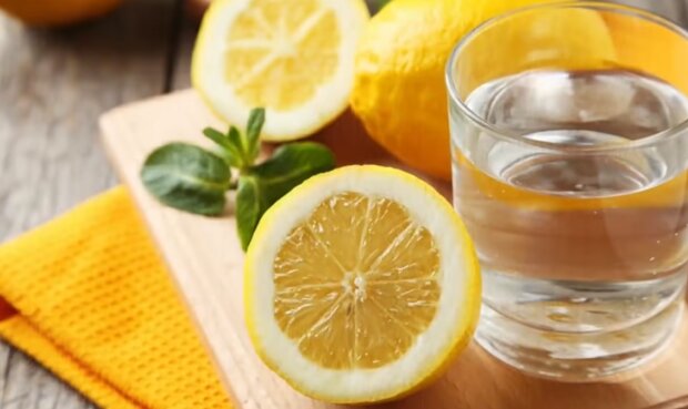 Вода с лимоном. Фото: YouTube