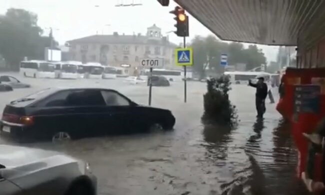Злива. Фото: скріншот YouTube-відео