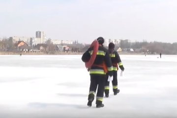 В Харьковской области дети провалились под лед, фото: Скриншот YouTube