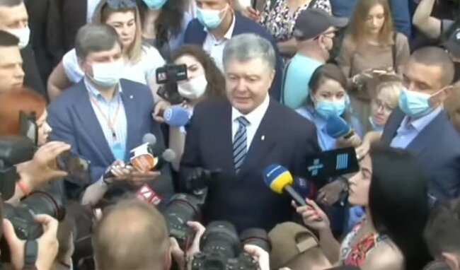 Порошенко возле здания ГБР. Фото: скриншот Youtube