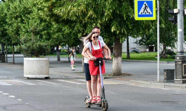 Українців на електросамокатах змусять вчити ПДР та здавати на права. Фото: ілюстративне з мережі