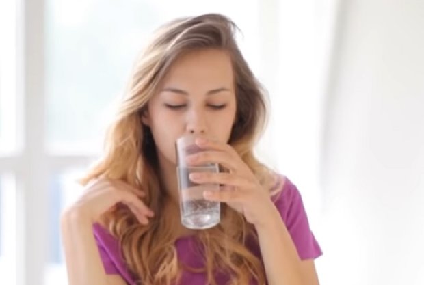 Медики рассказали о пользе стакана воды натощак. Фото: скриншот YouTube