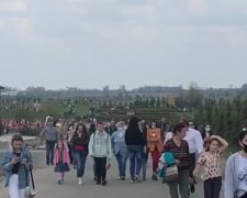 Какой такой карантин? Сотни украинцев ринулись в "Добропарк" под Киевом – о масках никто и не думал даже