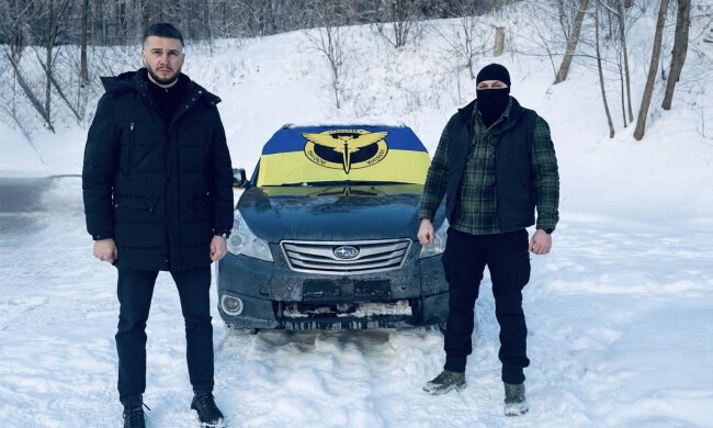 Совместный фронт: Арсений Пушкаренко и Евгений Медведовский передали авто спецназовцам