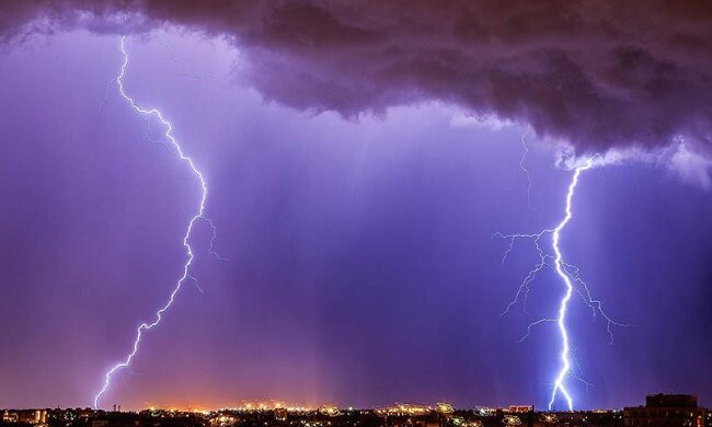 Молния. Фото: Коммерсант