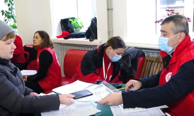 Помощь от Красного Креста. Фото: скриншот YouTube-видео