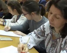 Українцям розповіли, як приєднатися до радіо-диктанта у "Дія" - інструкція