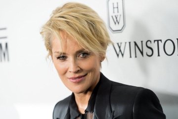 Шэрон Стоун в свой 61 год показала, как танцует в нижнем белье. Видео