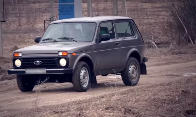 Автомобиль Лада Нива переделали в кабриолет. Фото: скриншот Youtube