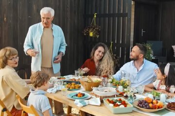 Їжа, трапеза, сім'я. Фото: YouTube