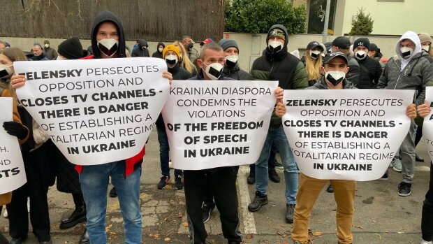 Під посольством України в Празі пройшов мітинг української діаспори на підтримку незаконно закритих телеканалів