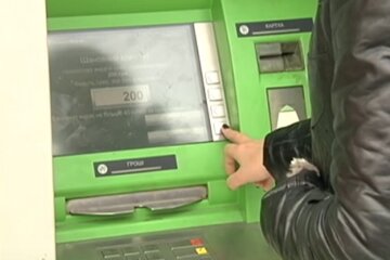 ПриватБанк на несколько часов приостановит работу сервисов. Фото: скриншот YouTube