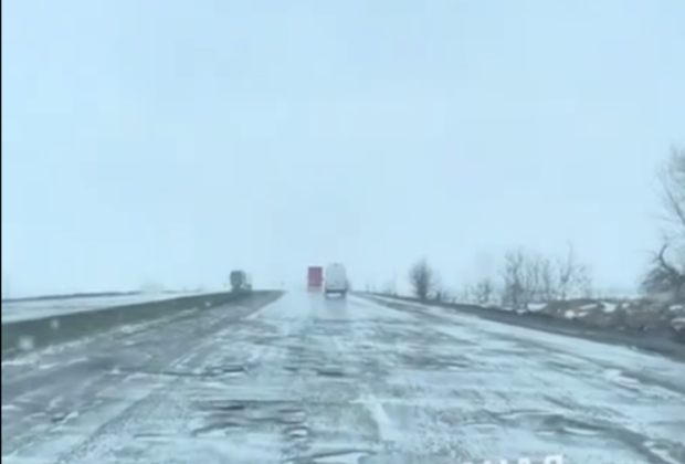 Машинам отрывает колеса: трасса Киев-Олесса разбита вхлам, проезд практически парализован