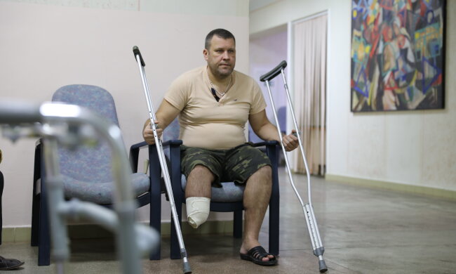 "Дочка украсила мой протез наклейками, сказала - мне подходит". Как военный Андрей Коновалов вернулся в гражданскую жизнь после ампутации