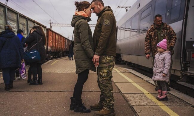 Український військовий на вокзалі із коханою. Фото: Telegram