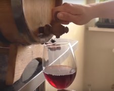 В Италии вино редкого сорта потекло из кранов. Фото: скриншот видео