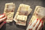 В Украине хотят повысить выплаты при рождении ребенка. Фото: скриншот YouTube