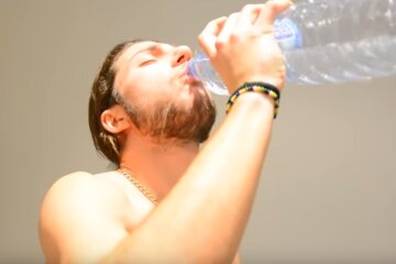 Медик рассказал, как быстрее пережить похмелье. Фото: скрин YouTube