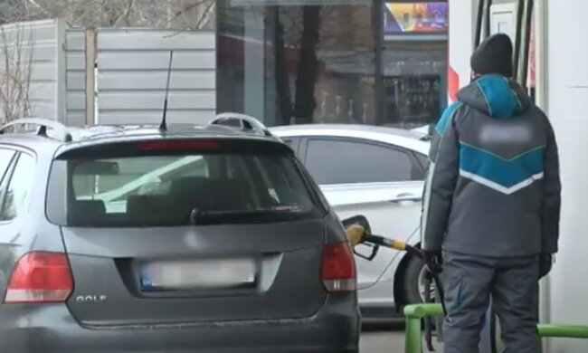 Заправка авто. Фото: скріншот YouTube-відео