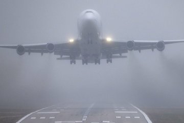 Посадка пассажирского лайнера в густом тумане попала на видео